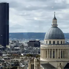 Widok na Paryż z kopułą Panteonu i wieżowcem Montparnasse w tle.