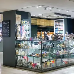 Sklep pełen pamiątek z Paryża: miniatury Wieży Eiffla, figurki, biżuteria i inne drobiazgi.