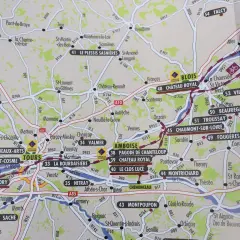 Mapa turystyczna regionu z licznymi zamkami i miastami nad Loarą, m.in. Blois, Amboise, Tours.