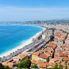 Widok na Niceę z plażą i turkusowym morzem. Wrzesień w Nicei to idealna pogoda na relaks.