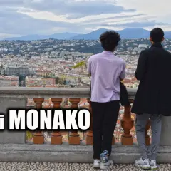 Dwóch przyjaciół podziwia panoramę Nicei i Monako z tarasu widokowego.