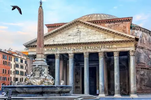 Panteon w Rzymie, co to za budowla? Majestatyczna fasada z kolumnami, obelisk i fontanna.
