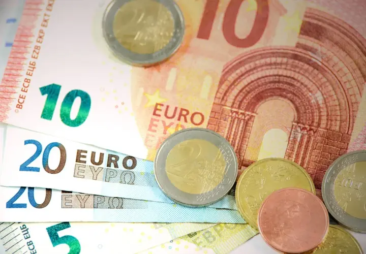 Banknoty 10, 20 i 5 euro oraz monety. Nauka francuskich liczebników od 5 do 20.