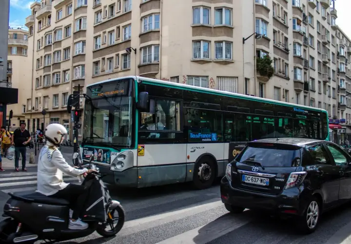 Paryż: autobus miejski i skuter na ulicy, część drogi do centrum z lotniska Charles de Gaulle.