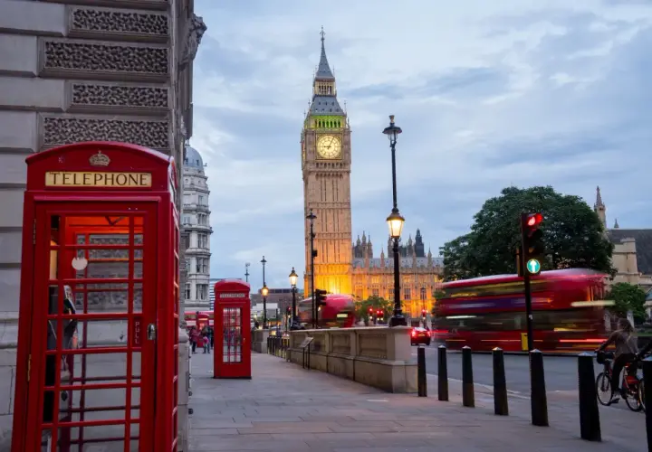 Londyn, Big Ben, czerwone budki telefoniczne i autobusy w ruchu. Wygląda jak scena z filmu, a nie lotnisko w Londynie Heathrow.