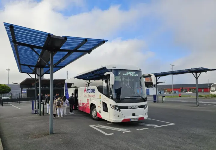 Autobus Aerobus czeka na pasażerów na lotnisku Beauvais. To wygodny transport z lotniska Beauvais do Paryża.