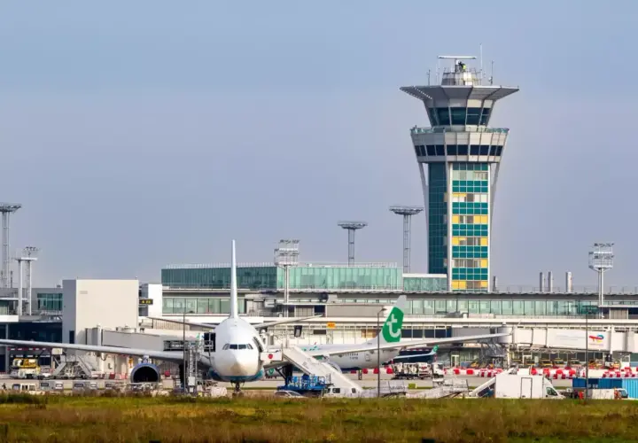 Paryż lotnisko Orly: samoloty czekają na pasażerów, a wieża kontroli lotów czuwa nad ruchem. Dojazd do centrum jest łatwy.