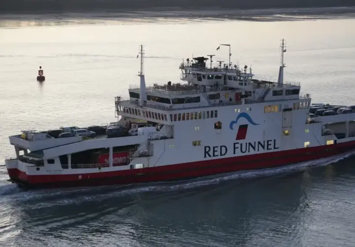 Prom Red Funnel z samochodami na pokładzie, płynący po wodzie. Zastanawiasz się, ile kosztuje prom do Anglii z samochodem?