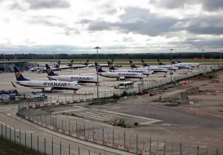 Wiele samolotów Ryanair na płycie postojowej jednego z lotnisk w Anglii.
