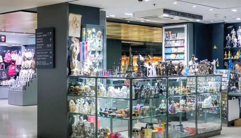 Sklep pełen pamiątek z Paryża: miniatury Wieży Eiffla, figurki, biżuteria i inne drobiazgi.