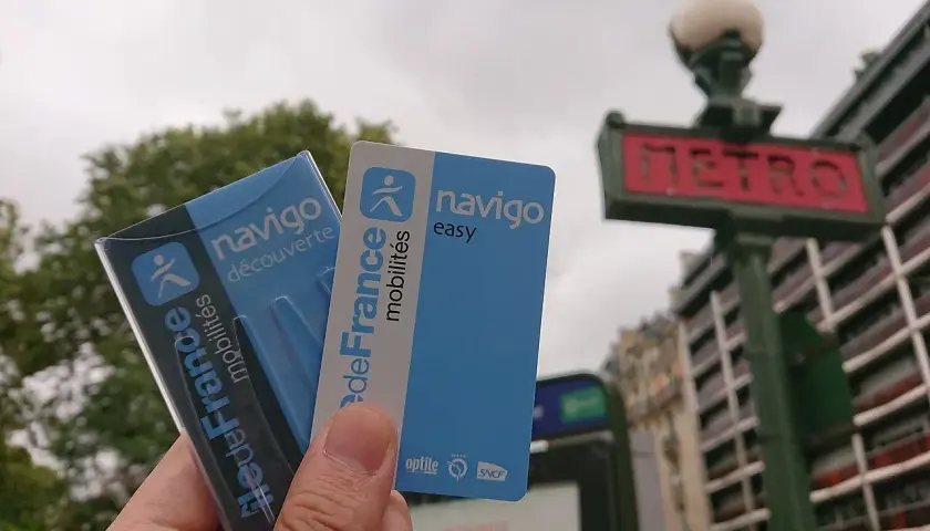 Karta Navigo i znak METRO symbolizują komunikację miejską w Paryżu.