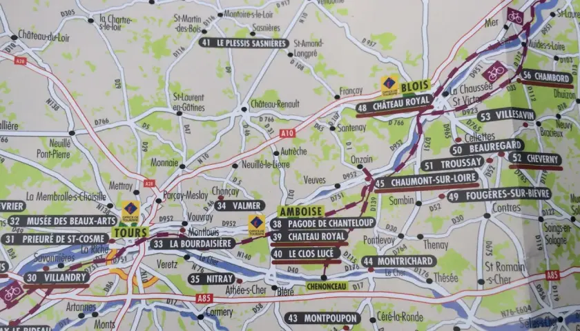 Mapa turystyczna regionu z licznymi zamkami i miastami nad Loarą, m.in. Blois, Amboise, Tours.