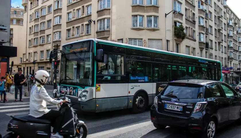 Paryż: autobus miejski i skuter na ulicy, część drogi do centrum z lotniska Charles de Gaulle.