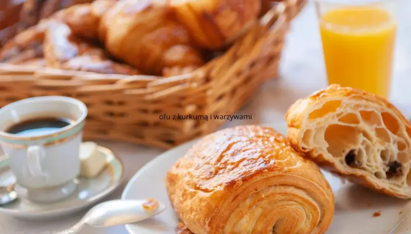 Idealne francuskie śniadanie: świeże croissanty, kawa i sok pomarańczowy.