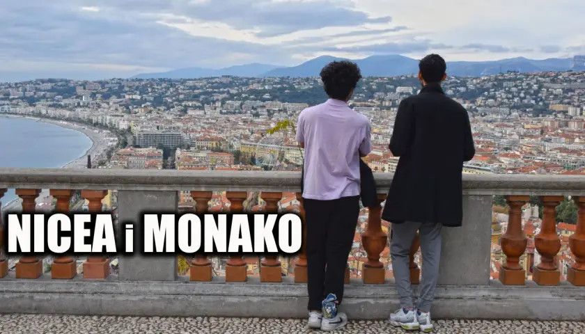 Dwóch przyjaciół podziwia panoramę Nicei i Monako z tarasu widokowego.