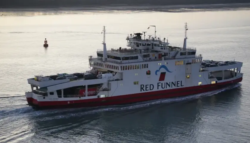Prom Red Funnel z samochodami na pokładzie, płynący po wodzie. Zastanawiasz się, ile kosztuje prom do Anglii z samochodem?