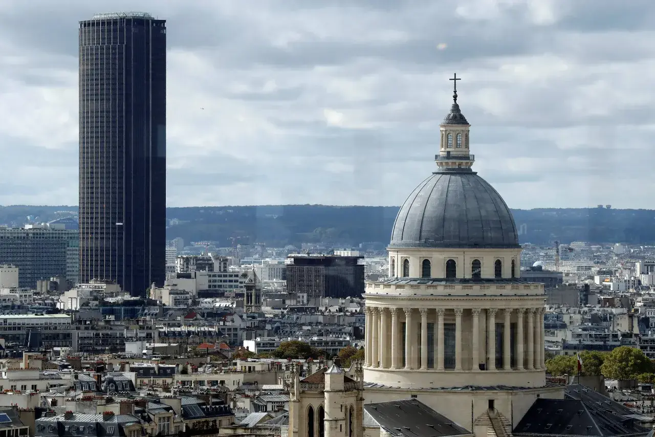 Widok na Paryż z kopułą Panteonu i wieżowcem Montparnasse w tle.