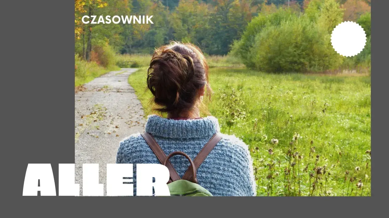 Kobieta w jesiennym swetrze i plecakiem idzie ścieżką w lesie. To **aller odmiana** natury.