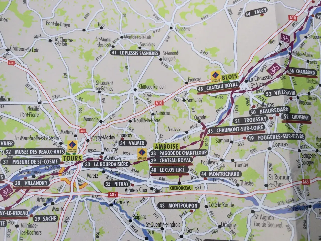 Mapa turystyczna regionu z licznymi zamkami i miastami nad Loarą, m.in. Blois, Amboise, Tours.