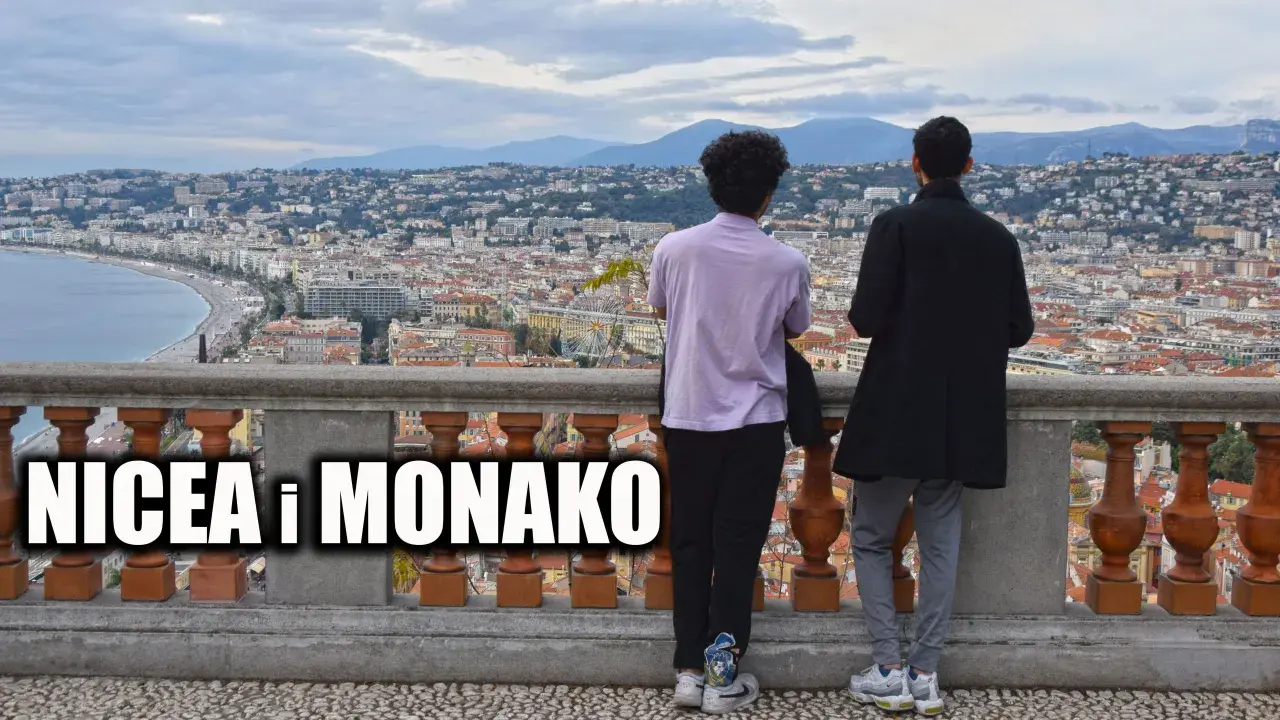Dwóch przyjaciół podziwia panoramę Nicei i Monako z tarasu widokowego.