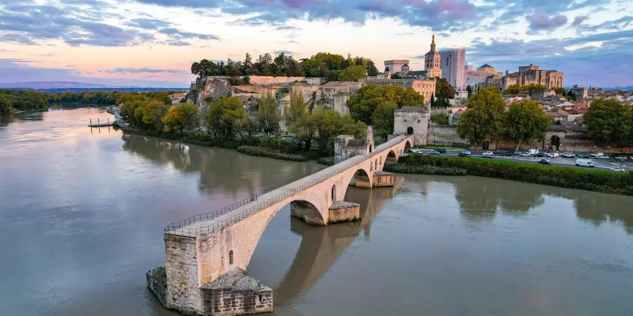 Most znany jako Pont d'Avignon, niegdyś łączył brzegi Rodanu, prowadząc do dawnej siedziby papieży we Francji.