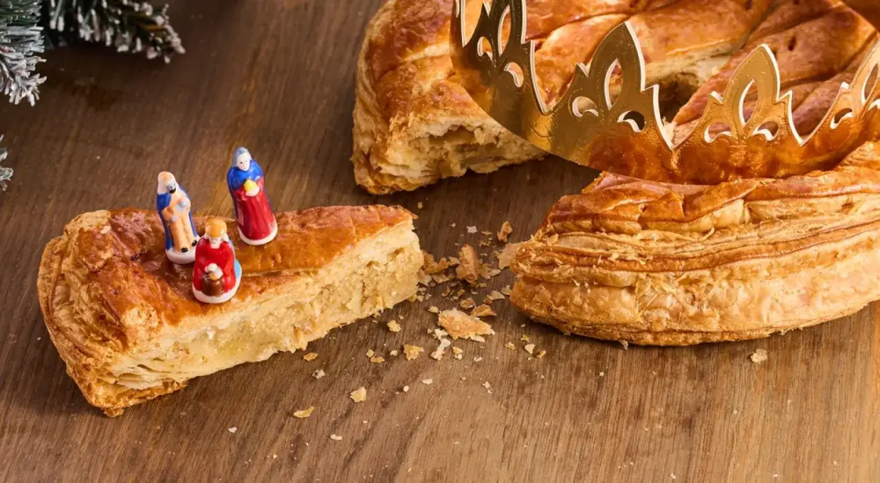 Złota korona i figurki Trzech Króli na pysznej galette des rois. Kruche ciasto i słodkie nadzienie.