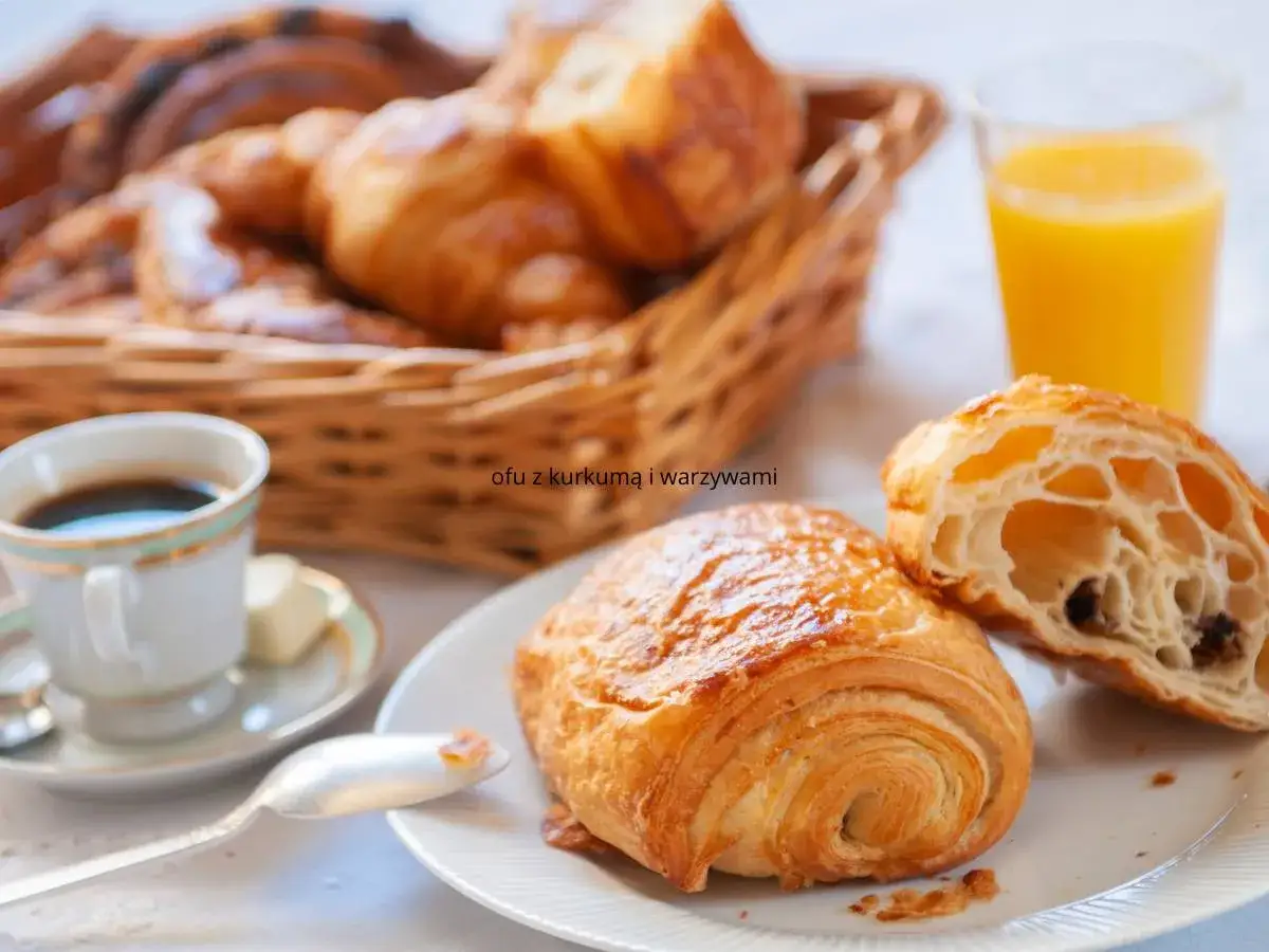 Idealne francuskie śniadanie: świeże croissanty, kawa i sok pomarańczowy.